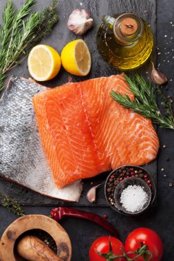 Çiğ somon balık fileto kesme tahtası üzerinde yemek baharatlar ile. Üstten Görünüm