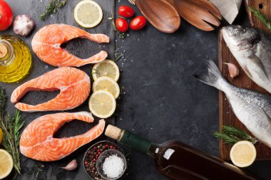 Çiğ somon balık fileto ve dorado kesme tahtası üzerinde yemek baharatlar ile. Metin alanı olan Üstten Görünüm