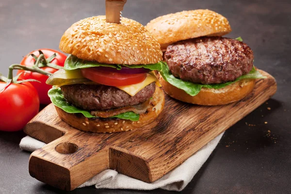 Hambúrgueres Caseiros Grelhados Saborosos Com Carne Tomate Queijo Pepino Alface — Fotografia de Stock