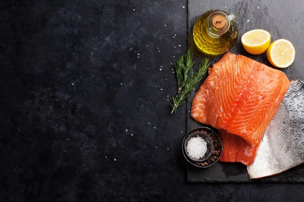 生鲑鱼鱼片与香料烹饪在切割板 具有文本空间的顶部视图 — 图库照片