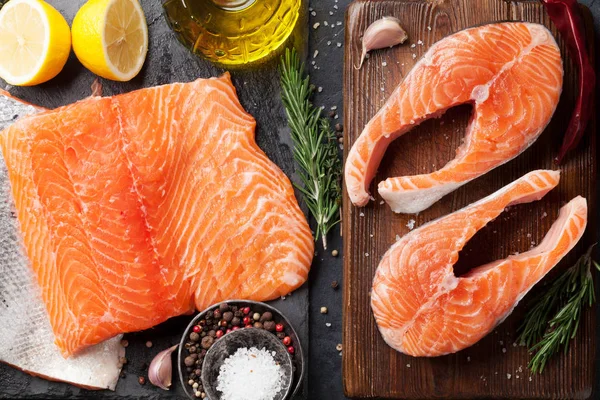 Filetes Salmón Crudo Filete Con Especias Cocinadas Tabla Cortar Vista —  Fotos de Stock