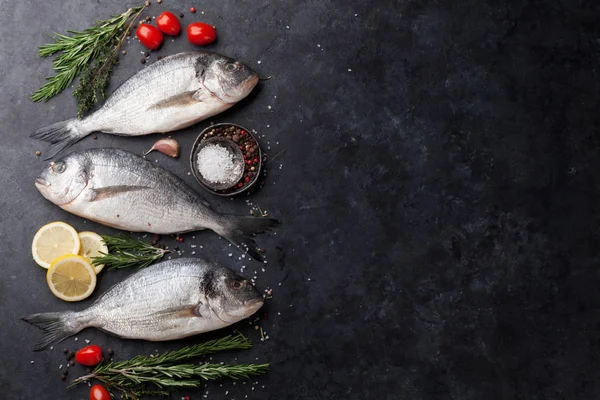 在切板上烹饪的香料鱼 具有文本空间的顶部视图 — 图库照片