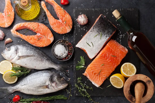 Rohes Lachsfilet Und Dorado Mit Gewürzen Auf Schneidebrett Garen Ansicht — Stockfoto