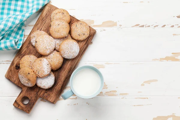Cookies Och Mjölk Vita Träbord Ovanifrån Med Utrymme För Din — Stockfoto
