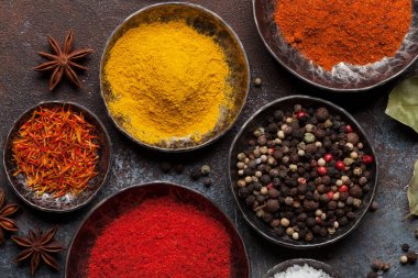 Renkli baharat taş masada. Üstten Görünüm