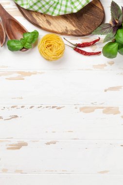 Masa mutfak eşyaları ve Beyaz ahşap malzemeler ile yemek. Üstten Görünüm ile tarifi için yer
