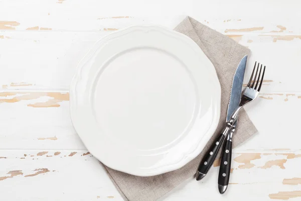 Lege Plaat Met Zilverwerk Houten Tafel Bovenaanzicht Met Ruimte — Stockfoto