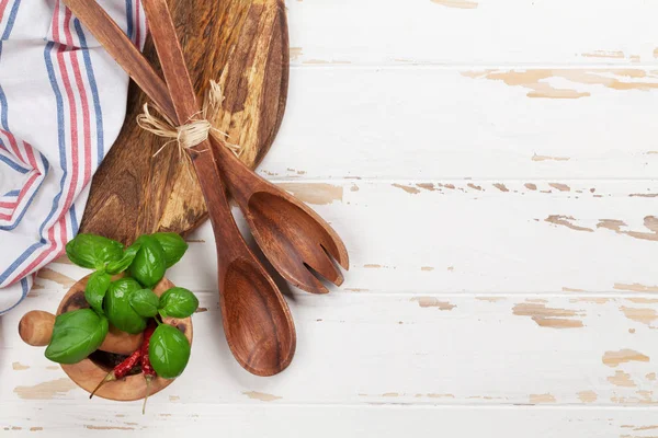 Masa Mutfak Eşyaları Beyaz Ahşap Malzemeler Ile Yemek Üstten Görünüm — Stok fotoğraf