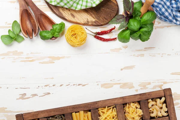 Masa mutfak eşyaları ve Beyaz ahşap malzemeler ile yemek. Üstten Görünüm ile tarifi için yer