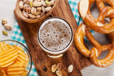 Lager bira ve ahşap masa snacks. Kuruyemiş, cips, kraker. Üstten Görünüm