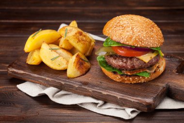 Lezzetli patates dilimleri ile yemek ev yapımı hamburger ızgara