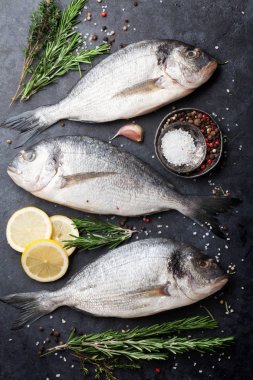Çiğ dorado balık kesme tahtası üzerinde yemek baharatlar ile. Üstten Görünüm