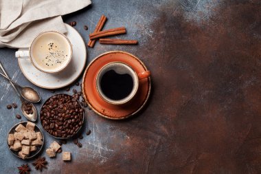 Kahve fincanı, fasulye ve şeker. Kopya alanı ile Üstten Görünüm