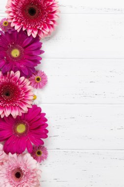 Gerbera çiçekleri buketi ahşap masa üzerinde. Metin alanı olan Üstten Görünüm