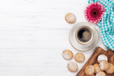 Kurabiye ve kahve beyaz tahta masada. Metin alanı olan Üstten Görünüm