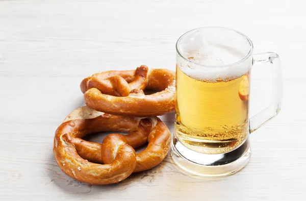 Cerveza Pretzels Mesa Madera —  Fotos de Stock