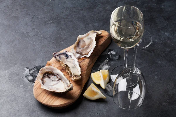 Ostriche Aperte Ghiaccio Limone Vino Bianco Sul Tavolo Pietra Con — Foto Stock