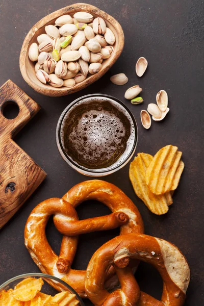 Cerveja Lager Lanches Mesa Pedra Nozes Batatas Fritas Pretzels Vista — Fotografia de Stock