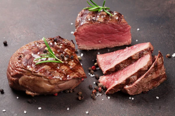 Gegrilde Steaks Stenen Tafel — Stockfoto