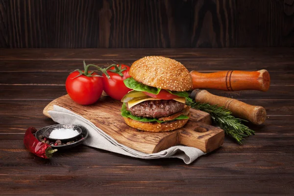 美味烤制的汉堡 用牛肉 西红柿 黄瓜和生菜做汉堡包 — 图库照片