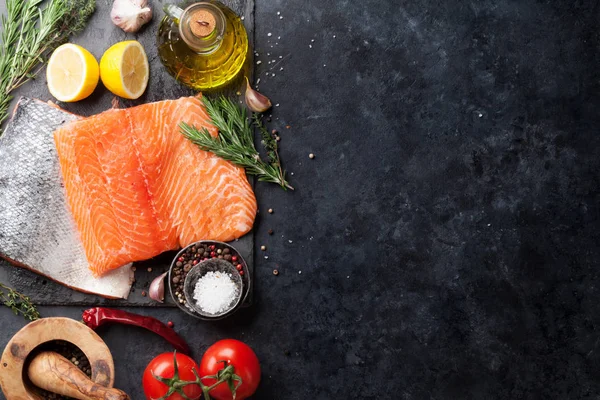 Filet Poisson Saumon Cru Avec Cuisson Aux Épices Sur Planche — Photo