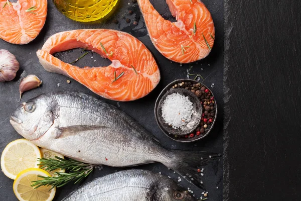 Lax Fisk Filé Och Dorado Med Kryddor Matlagning Skärbräda Ovanifrån — Stockfoto