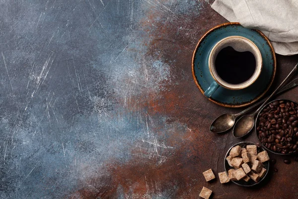 咖啡杯 豆子和糖 具有复制空间的顶部视图 — 图库照片