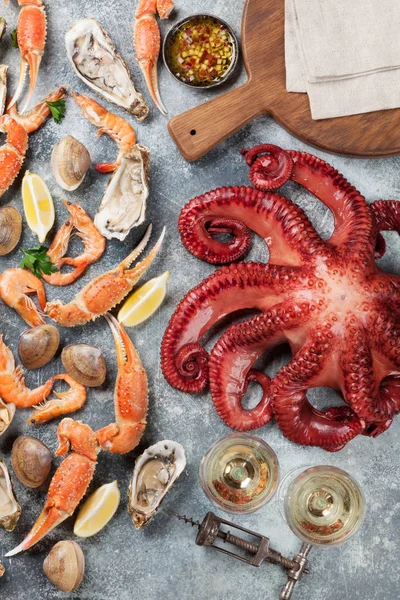 Zeevruchten Wijn Octopus Oesters Kreeft Garnalen Kokkels Koken Bovenaanzicht — Stockfoto