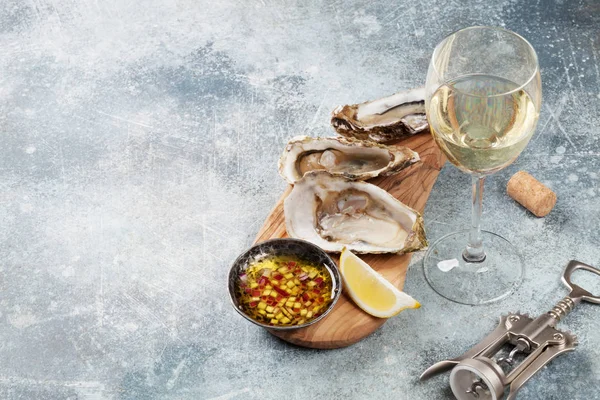 Frische Austern Und Weißwein Auf Steintisch Mit Platz Für Ihren — Stockfoto