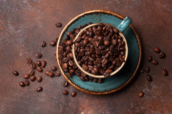 Koffiekopje Met Geroosterde Bonen Leisteen Achtergrond Bovenaanzicht — Stockfoto