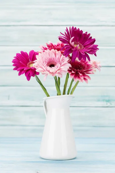 Gerbera Flores Frente Pared Madera — Foto de Stock