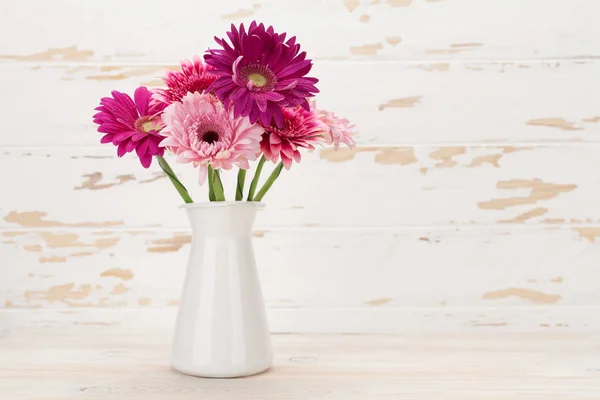 Gerbera Flores Frente Parede Madeira Com Espaço Para Seu Texto — Fotografia de Stock