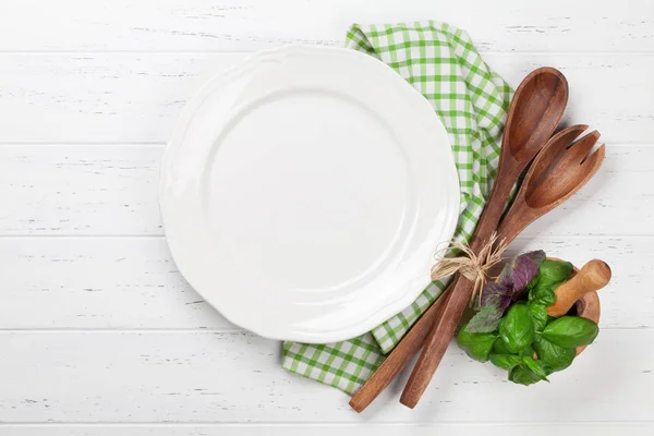 Tom Tallrik Med Bestick Och Ingredienser Vita Träbord Ovanifrån Med — Stockfoto