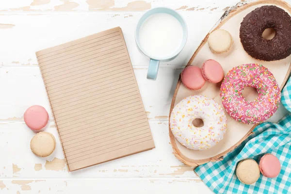 Lait Macarons Beignets Sur Table Bois Avec Bloc Notes Vierge — Photo