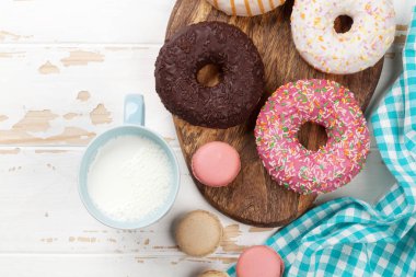 Süt, kurabiye ve ahşap masa üzerinde çörek. Kopya alanı ile Üstten Görünüm