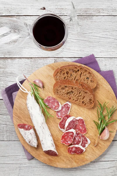 Σαλάμι Ψωμί Και Κόκκινο Ποτήρι Κρασί Κρέας Ορεκτικό Πιατέλα Στο — Φωτογραφία Αρχείου