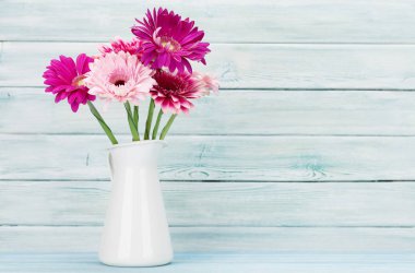 Gerbera çiçekleri ahşap duvar önünde. Senin metin için ile yer