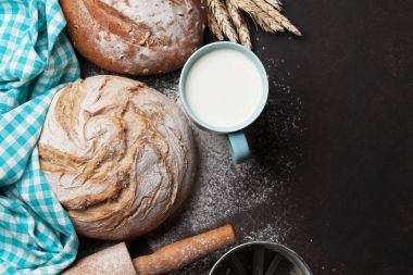 Çeşitli ekmek ve süt blackboard arka plan üzerinde fincan. Metin alanı olan Üstten Görünüm