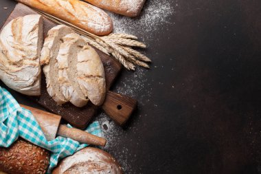 Çeşitli ekmek ve tahta zemin üzerine buns. Metin alanı olan Üstten Görünüm