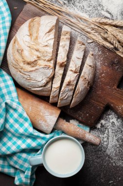 Ev yapımı ekmek ve süt fincan. Üstten Görünüm