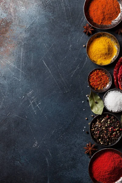 Kleurrijke Kruiden Stenen Tafel Met Ruimte Voor Recept Bovenaanzicht — Stockfoto