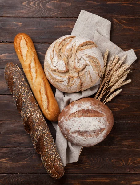 Çeşitli Ekmek Ahşap Zemin Üzerine Buns Üstten Görünüm — Stok fotoğraf
