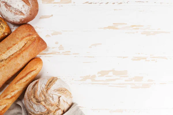 Různé Křupavý Chléb Housky Bílém Pozadí Dřevěná Pohled Shora Prostorem — Stock fotografie