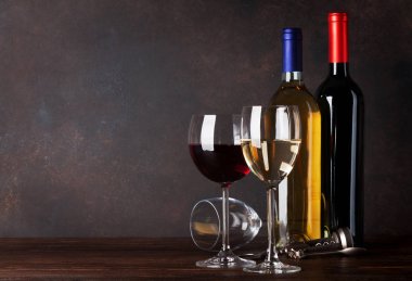 Kırmızı ve beyaz şarap şişeleri blackboard duvar önünde. Metniniz için kopya alanı ile