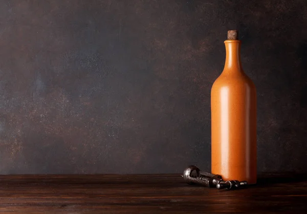 Wijnfles Kurkentrekker Voor Blackboard Muur Met Kopie Ruimte Voor Tekst — Stockfoto