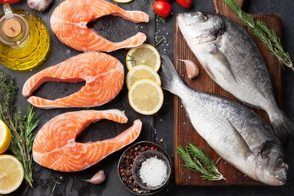 Filete Salmón Crudo Dorado Con Especias Cocinadas Tabla Cortar Vista —  Fotos de Stock