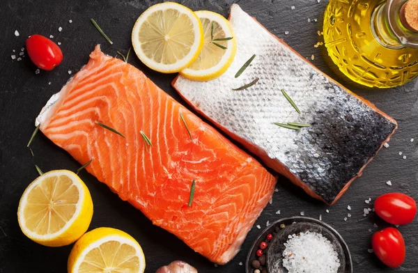 Filet Poisson Saumon Cru Avec Cuisson Aux Épices Sur Planche — Photo