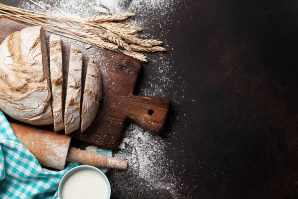 Hembakade Knaprig Bröd Och Kopp Mjölk Blackboard Bakgrund Ovanifrån Med — Stockfoto