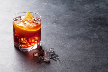 Negroni karanlık taş masanın üstüne kokteyl. Senin metin için ile yer