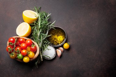 Domates, otlar ve baharatlar taş masada. Pişirme kavramı. Metin alanı olan Üstten Görünüm